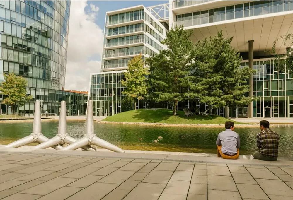 Topf & Deckel Vorgartenstraße – Sitzbereich am Wasser